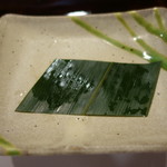 すし処 睦月 - 2016.06 謎の空いた皿はさっそくやらかした、つまみ４の鰹とカマス：汗(自戒も込めて)