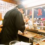 ホルモン道場 - 店内（この焼き場の店員さんが素敵でした）