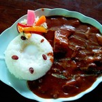 レストラン ペニーレイン - 2016/5 のビーフカレー
      温玉はご飯のまん中にぽっこり入っています。