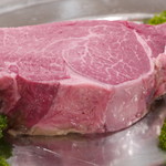 ステーキハウス バロン - 切り出し前のお肉