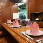 ステーキハウス バロン - カウンター5席とテーブル1席の小さな店