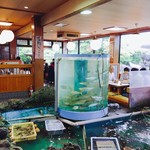 栄寿司 - 店内生簀