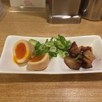 カーザ ルカ - 燻製チャーシューと玉子セット♡  最近はタイミング悪く売り切ればかりで注文できなかったが、今日はラー博倶楽部会員特典先着10名様分が残っていた。嬉々として注文。