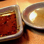 Nikushou Geihinkan - 左：付けダレ　甘口と辛口が選べます。右：レモンの絞り汁　08/06