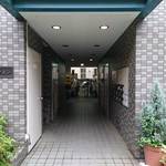 鰻 むさし乃 - 奥に「うなぎ」の旗が