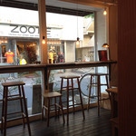 Ocha to Okashi Yokoo - 通りに面したハイカウンター席