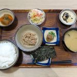 味噌めしや まるたま - 納豆肉味噌定食のアップ