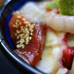 提供時に醤油（煮きりかな）をまぶしています