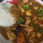 シェ・リュイ - ゴロゴロとたくさんの野菜カレー　チキンも入っています