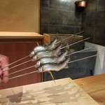 二条城ふる田 - 7】琵琶湖の小鮎 串をうち炭火台へ(2016.5月)