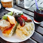 カフェ・フェリーチェ - 蝦夷豚ソーセージのオーブン焼きとパン盛り  ￥1200   ドリンクセット(アイスコーヒー)   ＋￥200