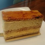 パティスリーエス - 艶々の表面は分厚いカラメリゼがカリカリ香ばしい、ミルフィーユ680円