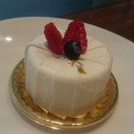 パティスリーエス - 純白で端正なルックス、スペシャリテのエス626円