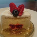 パティスリーエス - なめらか上品なフロマージュムースと、キルシュやグレープフルーツ染み込むスポンジの一体感ある口溶け