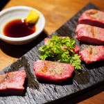 万両 肥後橋店 - 厚切り特上塩タン（1,580円）
                                （辛し醤油は別メニュー用でした）