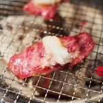 万両 - イチボロース(みぞれ焼き)
      片面がカリカリになるまで焼く