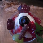 町家喫茶 三宅商店 - ぶどうパフェ　真上から