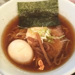 Hitsujito Ookami - 大田区「羊と狼」にて味玉醤油ラーメン！
                        ふんわりした醤油に煮干のテイストにチュルっとした細麺はアツアツでじわじわ旨味が広がる〜。
                        ランチは100円引きだそうでスタッフさんから返金あって驚きました！