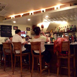 Osteria Meta-Meta - 店内風景、カウンター付近。椅子の座面は広く、座り心地が良さそう。