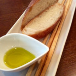 Osteria Meta-Meta - バゲットとグリッシーニとオリーブオイル。