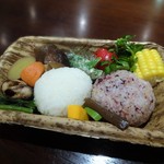 Omusubimarusankaku - おむすび弁当（見た目も鮮やかで）