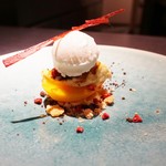エクアトゥール - マンゴーのクレームブリュレ、ミルクアイス、ルバーブスティック、クリスビー