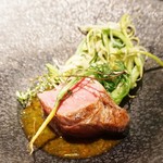 エクアトゥール - ニュージーランド産仔羊のロティ、バジル、フォンドヴォーソース