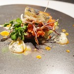 エクアトゥール - 牛肉ザブトン、トマト、新玉ねぎ、レタス、トーストをのせて