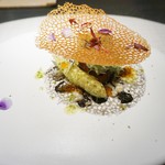 エクアトゥール - 水蛸の柔らか煮、ホワイトアスパラガス、烏賊墨ソース、鱒の卵、ハーブ、魚介のチュイル
