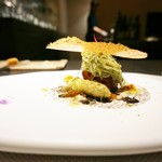 エクアトゥール - 水蛸の柔らか煮、ホワイトアスパラガス、烏賊墨ソース、鱒の卵、ハーブ、魚介のチュイル