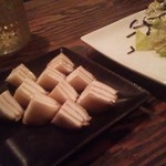 いぶりがっことチーズのミルフィーユ/キャベツの塩昆布