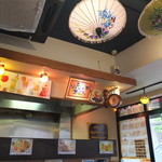 クルンテープ - いかにもタイ料理店って感じの店内