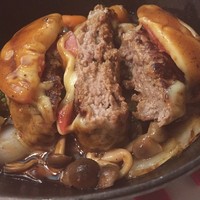 和牛熟成牛とシチリアワイン せいとう 本店 - ハンバーグの断面。