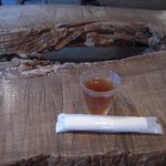 町家喫茶 三宅商店 - テーブル　冷たいお茶