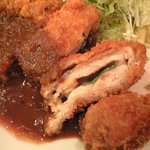 Cafe & Kitchen 米米食堂 - チーズと大葉をはさんだチキンカツ。肉汁がジューシーで、柔らかい！