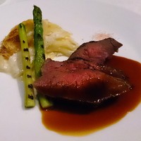 地球星 - 牛肉のグリル　グラタン　ドゥフィノアと季節のアスパラガス添え