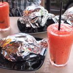 アンティーミー バーガー - プレミアム パイナップルチーズバーガーと生トマトのフローズン