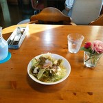 アルバトロス - セットのサラダ。
      奥さんが毎日活けてるテーブルフラワー。