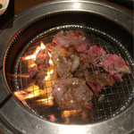 焼肉笑家 - 焼いてるの図その2