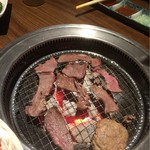 焼肉笑家 - 焼いてるの図