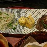 手打そば 満作 - 付け合わせは味噌田楽、玉子焼き、蒸し鶏。