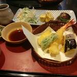 手打そば 満作 - 蕎麦御膳の天ぷらと付け合わせ。