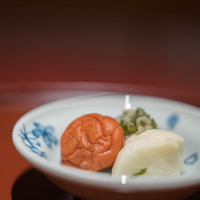 加賀屋 銀座店 - 【食事（めし）】、香物（かうのもの）梅干（むめぼし）