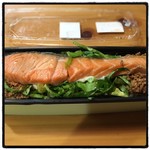泥武士 - 2016年5月27日  サーモンとそぼろの玄米弁当780円。
