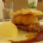 52689202 - 特製りんごパイ バニラアイス添え