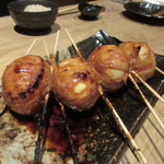 博多 松介 - 串焼き２品目は博多とろ玉、豚バラスライスで玉子を巻いてタレ焼きにした一品、中の黄身は半熟でトロトロです。
            