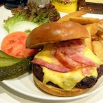 キャトゥーヤ - ベーコンチーズバーガーwithポテト