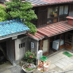 玉家 - 坂道にある玄関