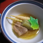 小安峡温泉多郎兵衛旅館 - 根曲がり竹と豚肉の煮物
