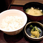 Kurashiki Tonkatsu Sakura Tei - 麦ご飯、味噌汁、漬物
